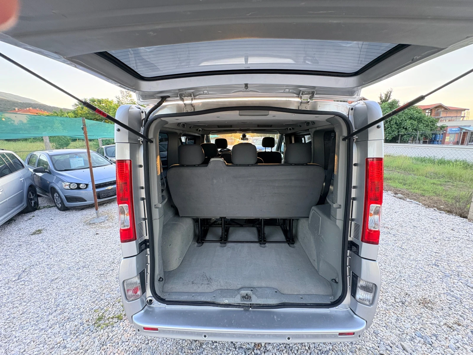 Opel Vivaro 6+ 1, снимка 16 - Бусове и автобуси - 54715943