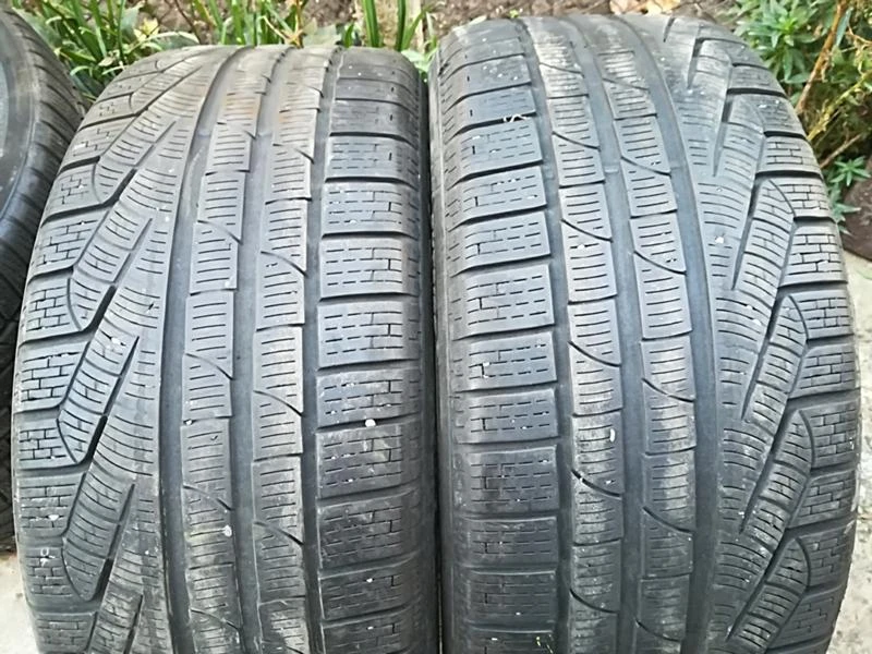 Гуми Зимни 245/45R19, снимка 1 - Гуми и джанти - 23625212