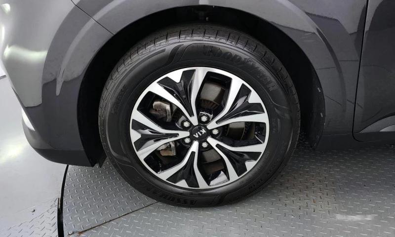 Kia Carnival, снимка 5 - Автомобили и джипове - 51957137