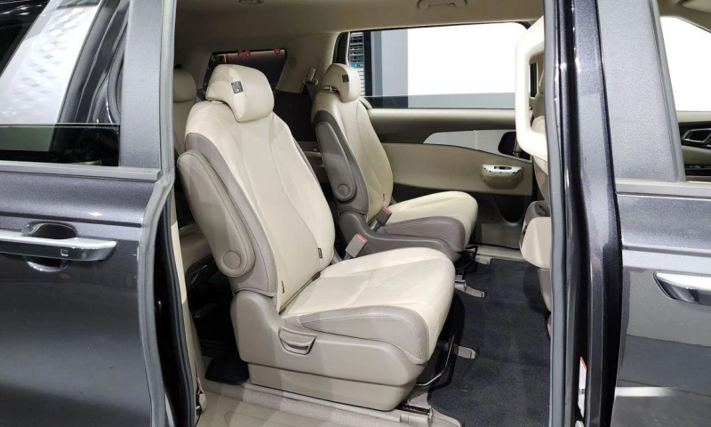 Kia Carnival, снимка 12 - Автомобили и джипове - 51957137