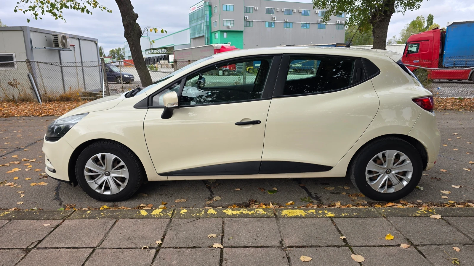 Renault Clio 1.2 бензин* 75кс* 4 цилиндъра - изображение 4