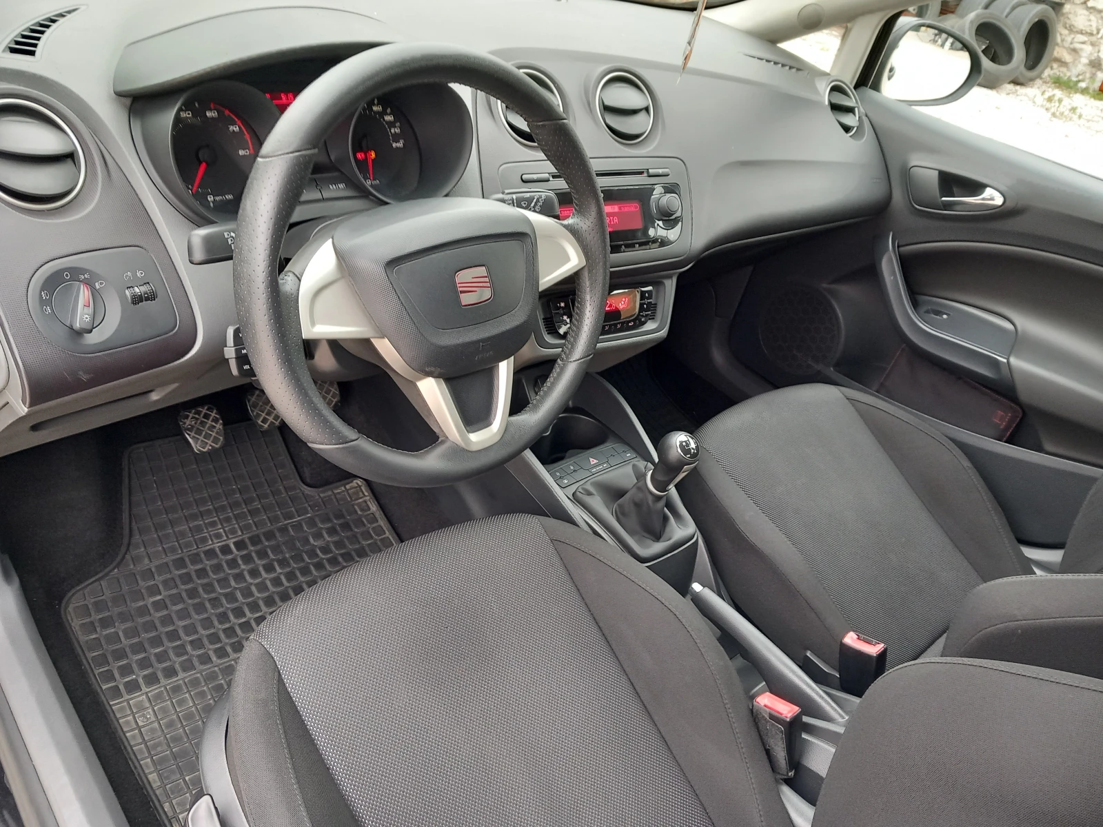 Seat Ibiza 1.4i климатроник 86кс, снимка 10 - Автомобили и джипове - 54220913