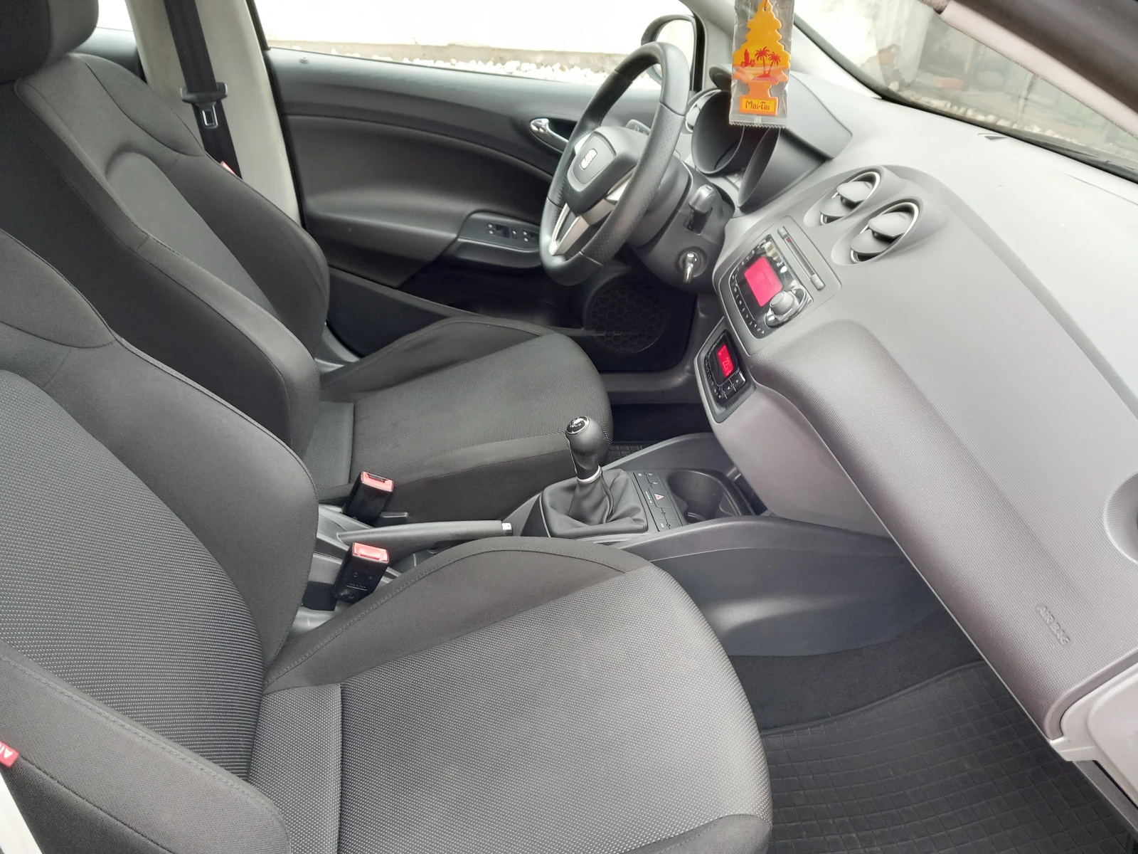 Seat Ibiza 1.4i климатроник 86кс, снимка 11 - Автомобили и джипове - 54220913