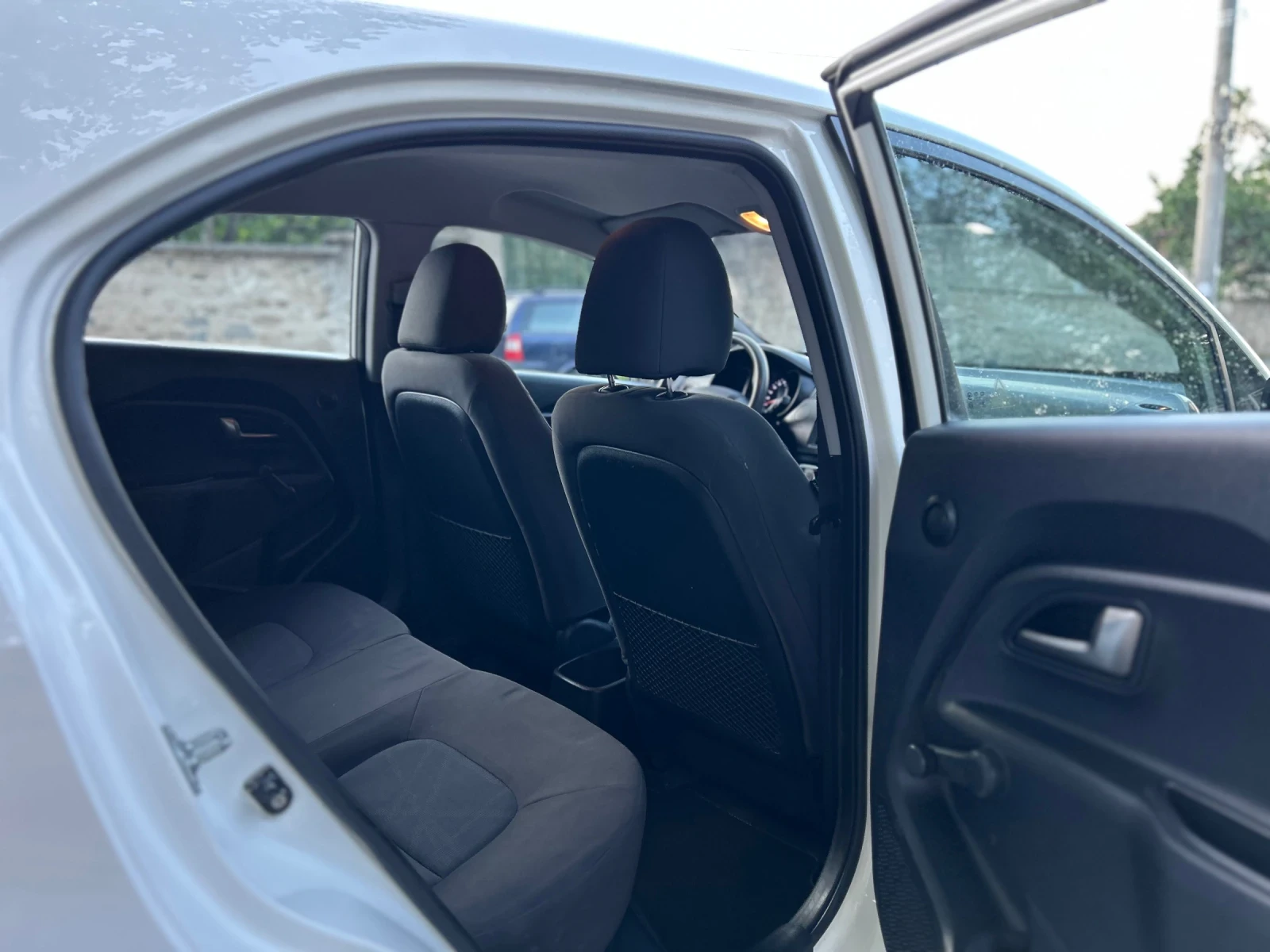 Kia Rio 1.4i 109к.с.* ПОДГРЕВ* МУЛТИМЕДИЯ* КЛИМАТИК* , снимка 13 - Автомобили и джипове - 54693199
