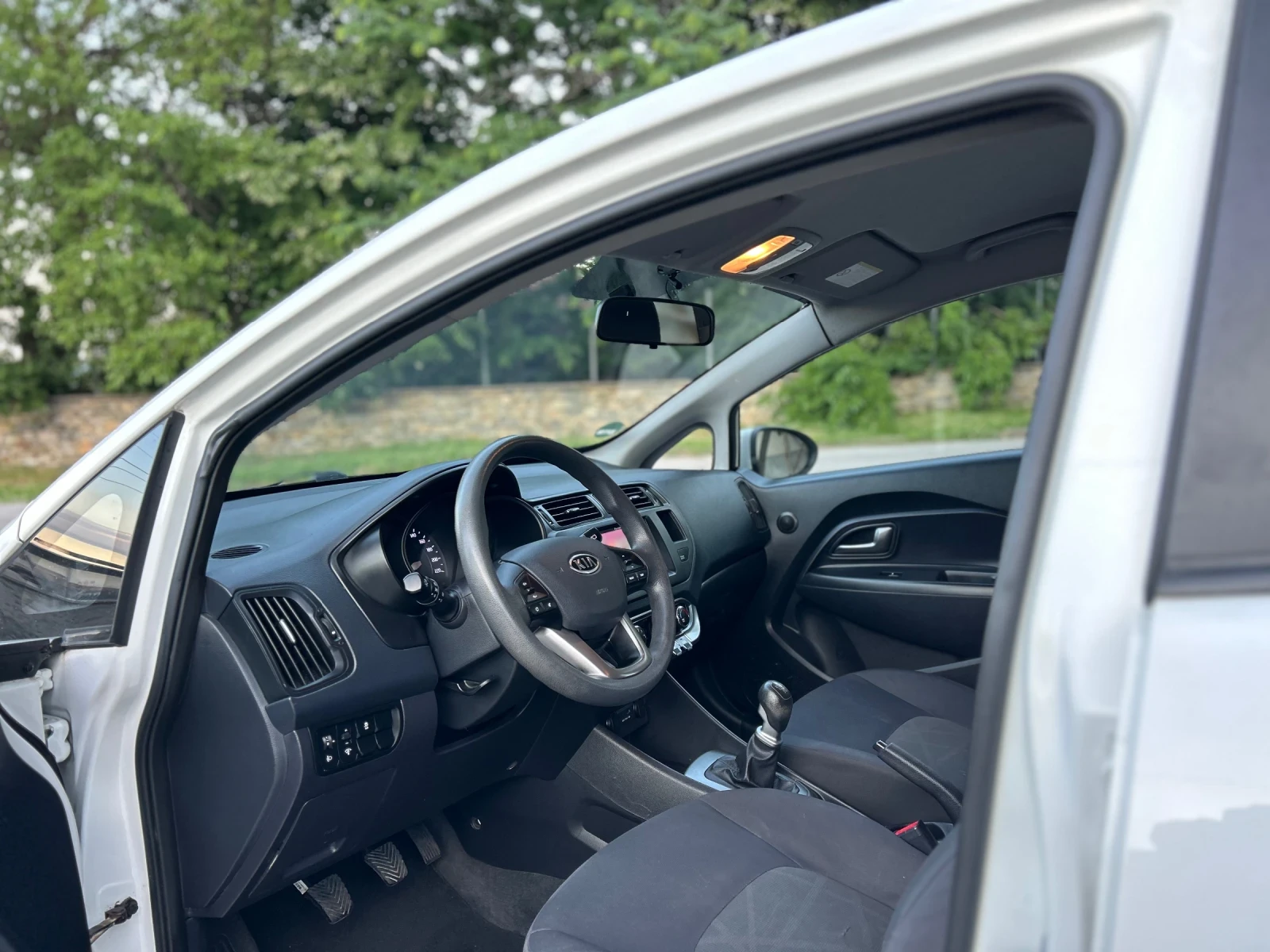 Kia Rio 1.4i 109к.с.* ПОДГРЕВ* МУЛТИМЕДИЯ* КЛИМАТИК* , снимка 7 - Автомобили и джипове - 54693199