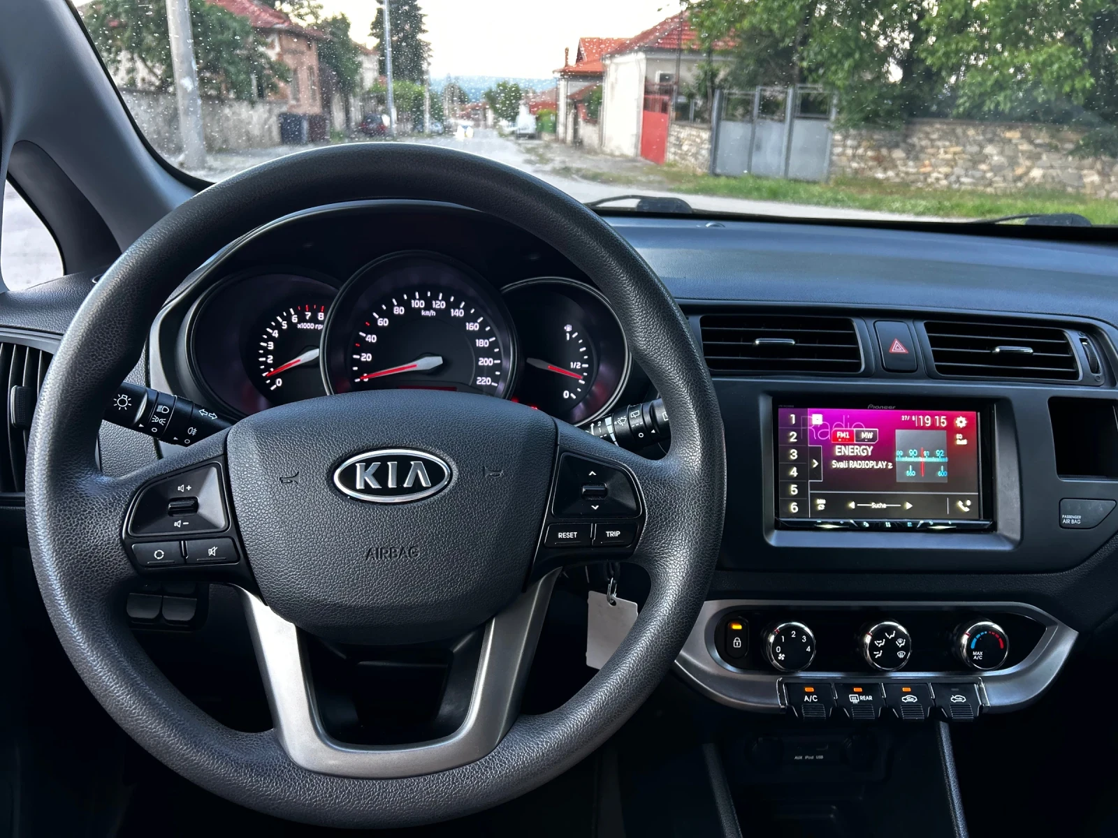 Kia Rio 1.4i 109к.с.* ПОДГРЕВ* МУЛТИМЕДИЯ* КЛИМАТИК* , снимка 10 - Автомобили и джипове - 54693199