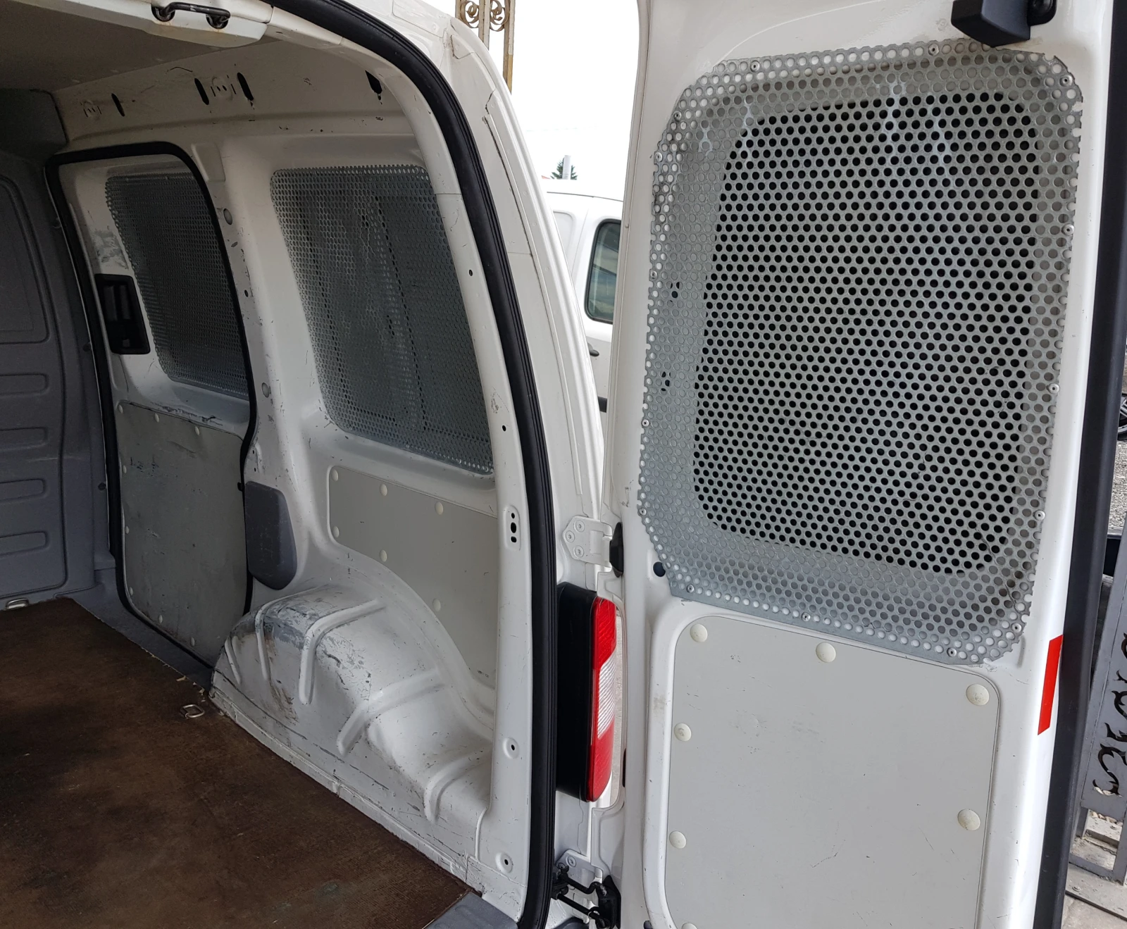 VW Caddy 2.0i ECOFUEL, снимка 16 - Автомобили и джипове - 55261959
