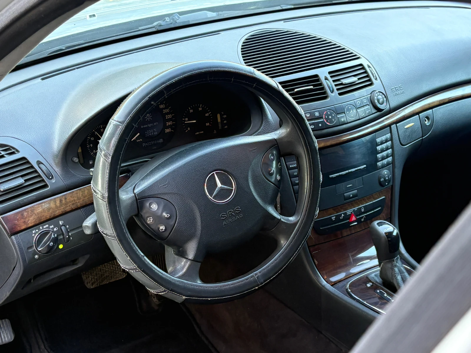 Mercedes-Benz E 220, снимка 9 - Автомобили и джипове - 55450194