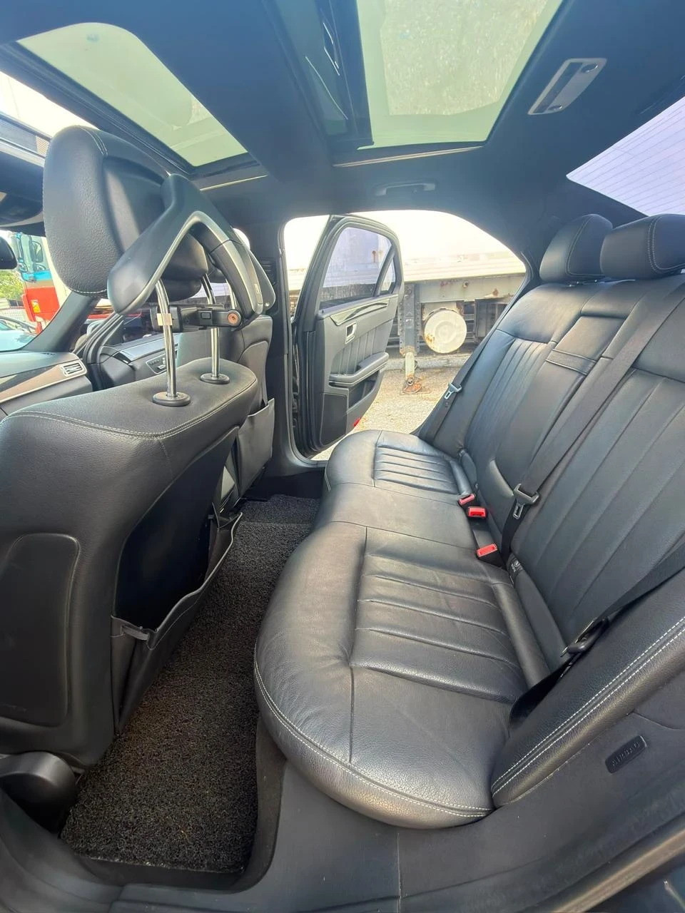 Mercedes-Benz E 300 4 MATIC, снимка 17 - Автомобили и джипове - 55501897