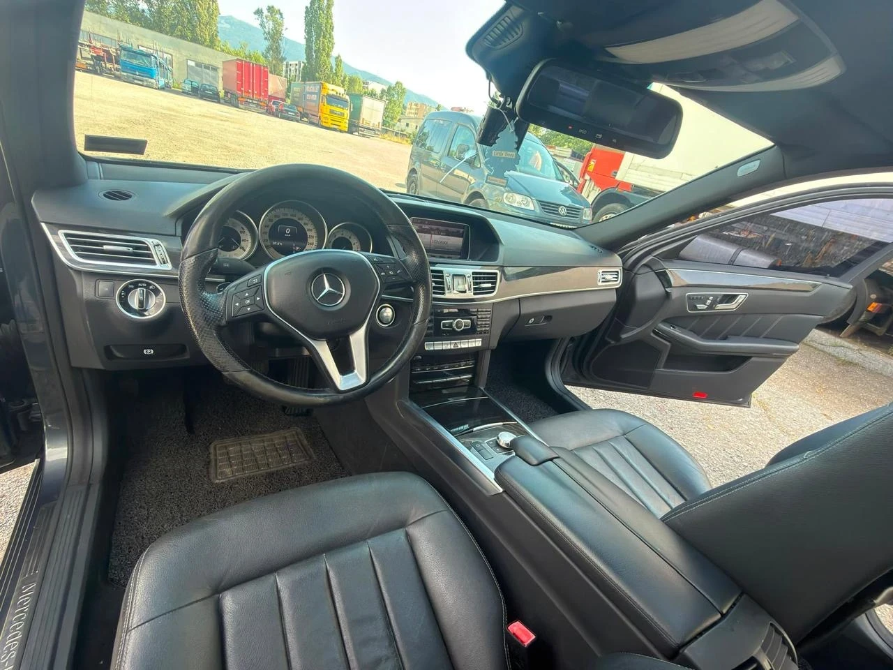 Mercedes-Benz E 300 4 MATIC, снимка 16 - Автомобили и джипове - 55501897