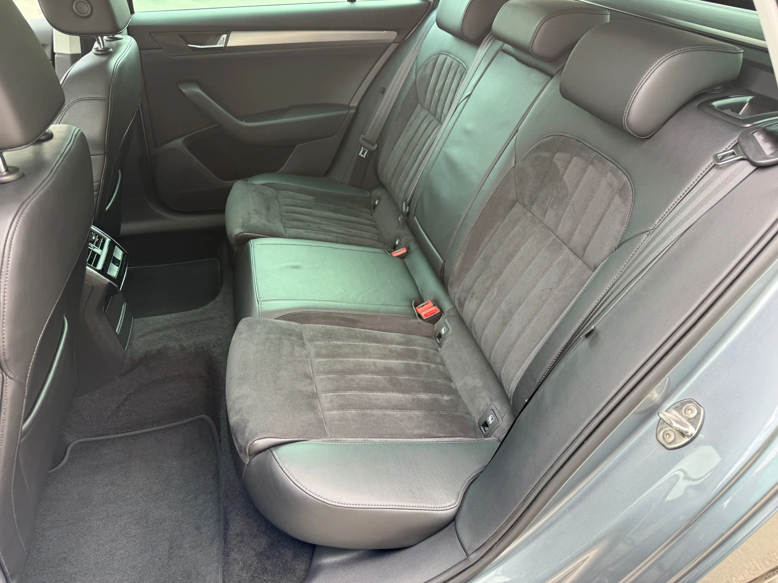 Skoda Superb 2.0TDi / DSG / 4x4 , снимка 11 - Автомобили и джипове - 56204650