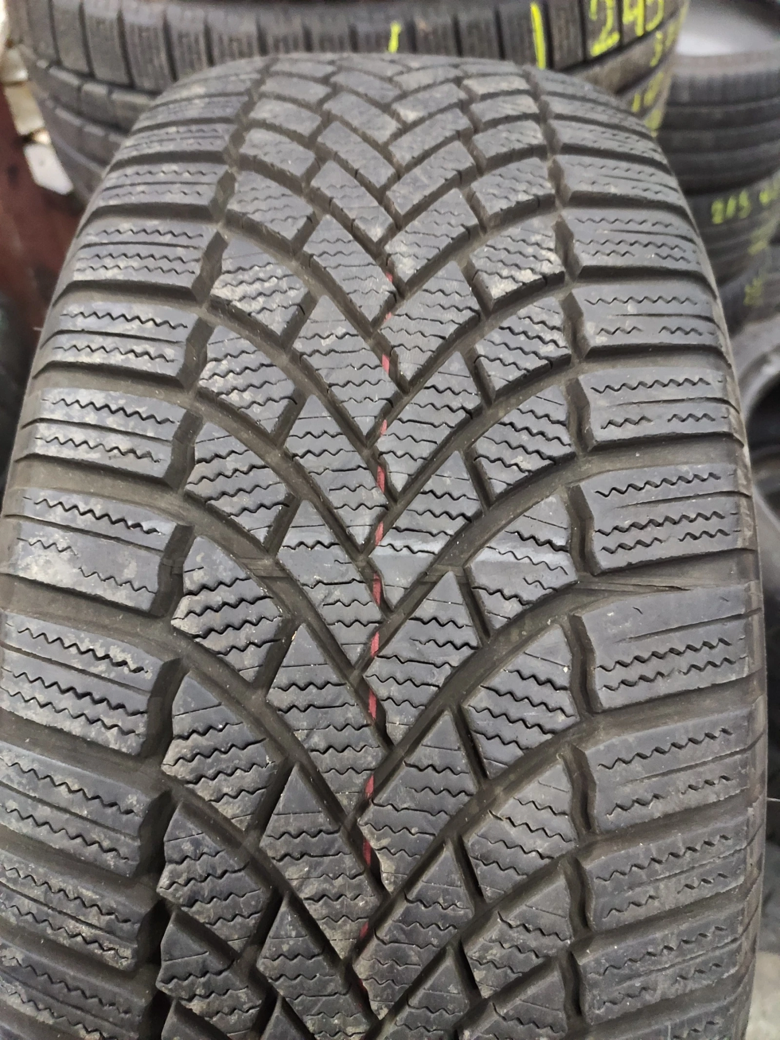 Гуми Зимни 215/55R17, снимка 2 - Гуми и джанти - 54806730