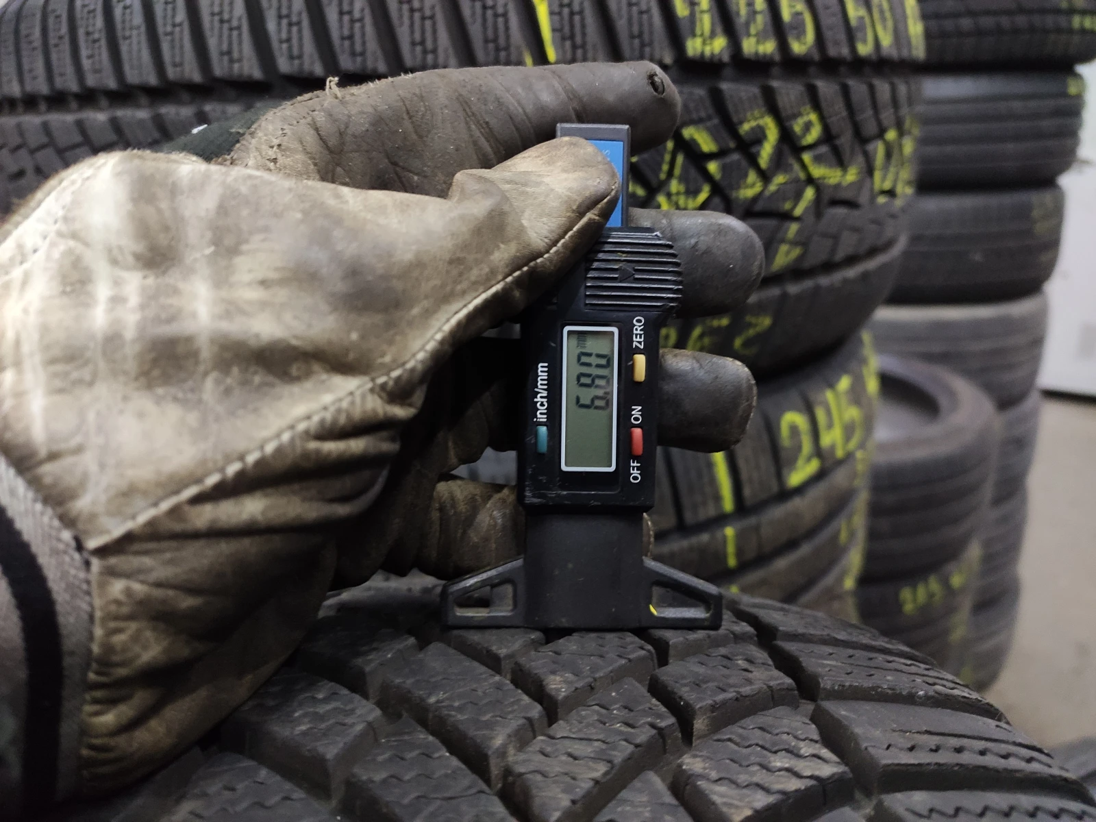 Гуми Зимни 215/55R17, снимка 3 - Гуми и джанти - 54806730