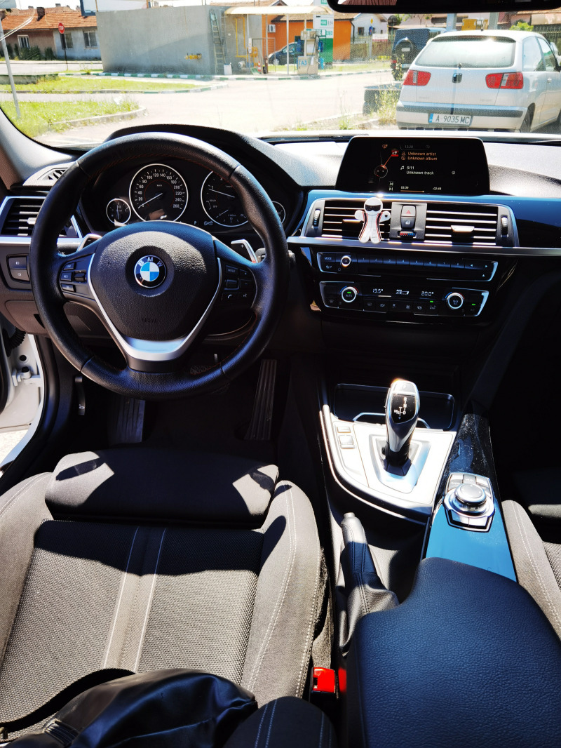BMW 320 XDrive SportLine, снимка 13 - Автомобили и джипове - 44452511