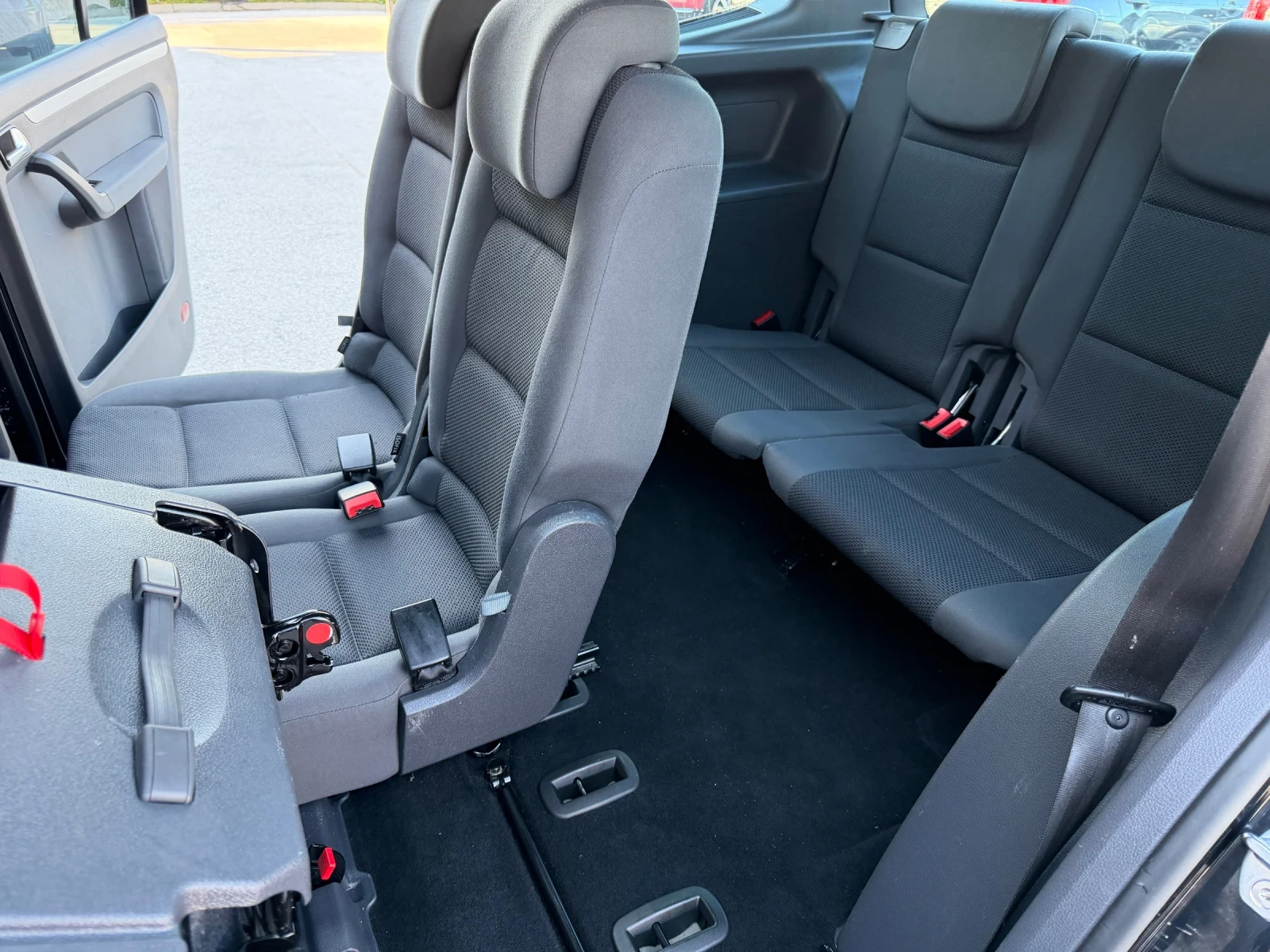 VW Touran 1.6TDI 105к.с. TREND NAVI 7 места ГЕРМАНИЯ, снимка 14 - Автомобили и джипове - 54459434
