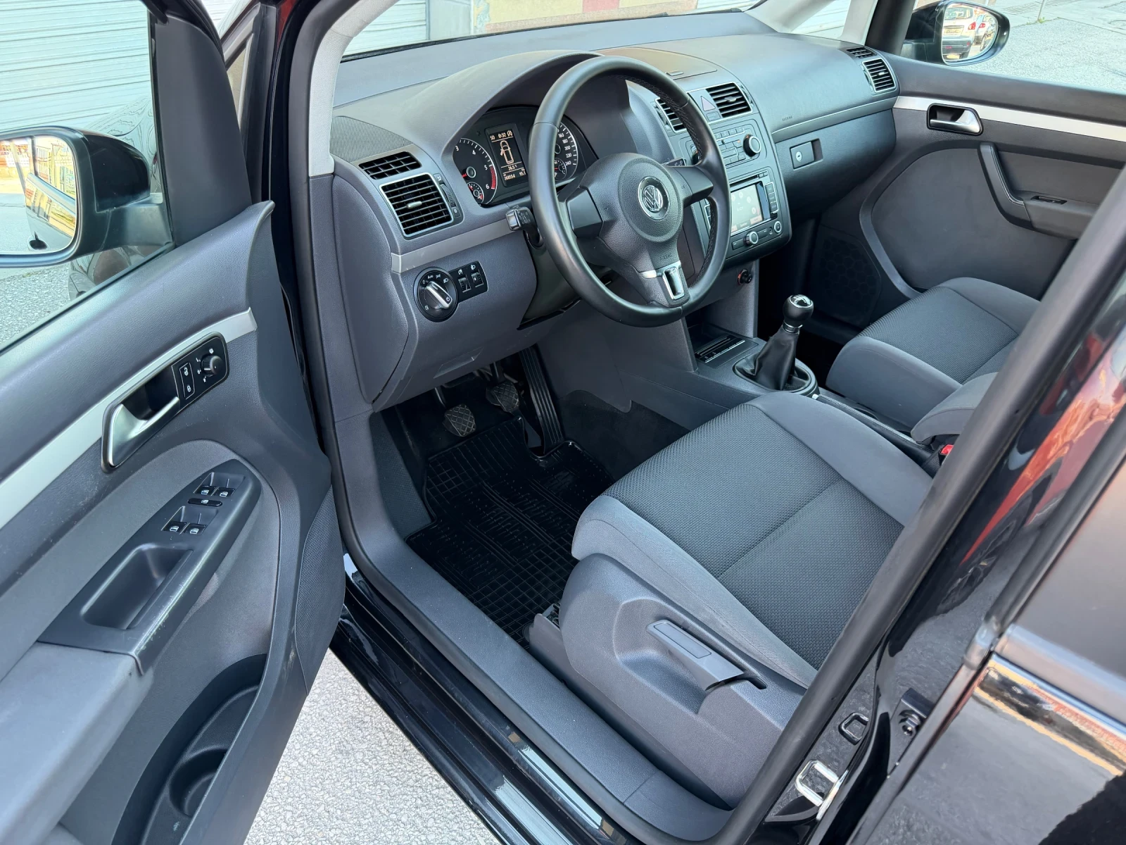 VW Touran 1.6TDI 105к.с. TREND NAVI 7 места ГЕРМАНИЯ, снимка 11 - Автомобили и джипове - 54459434