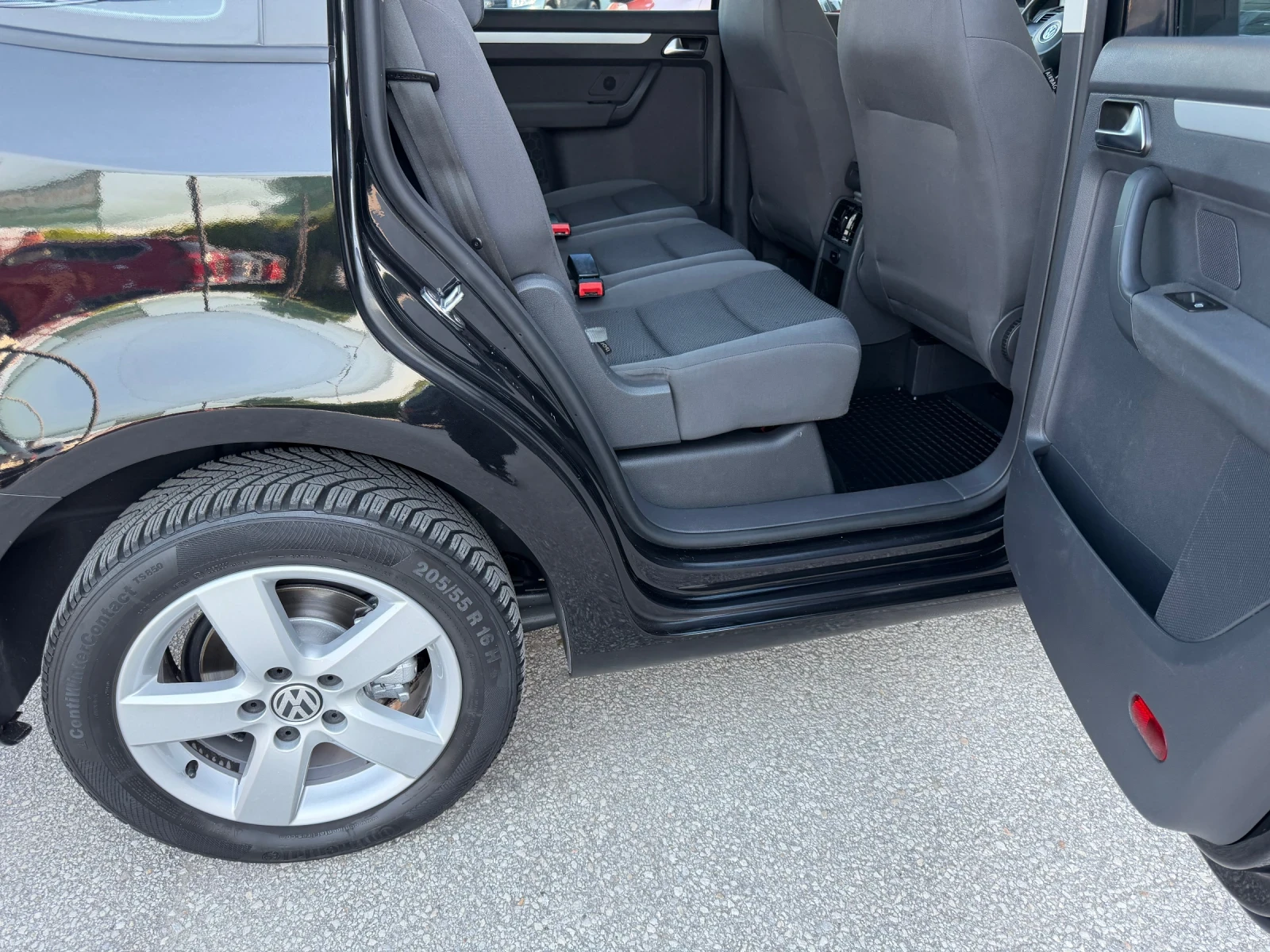 VW Touran 1.6TDI 105к.с. TREND NAVI 7 места ГЕРМАНИЯ, снимка 15 - Автомобили и джипове - 54459434