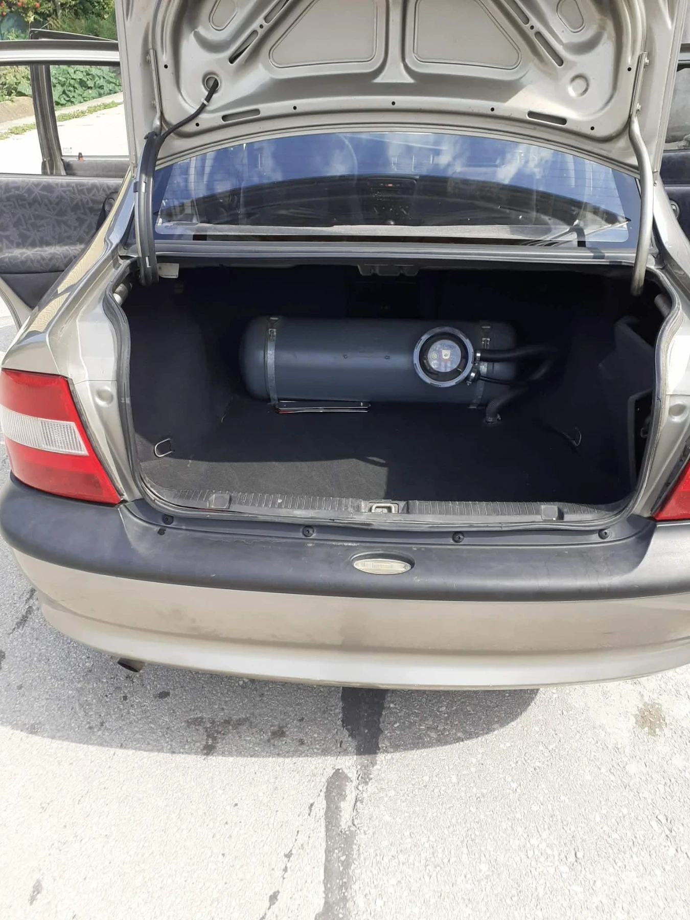 Opel Vectra 1.6 газ/бензин, снимка 11 - Автомобили и джипове - 55592435