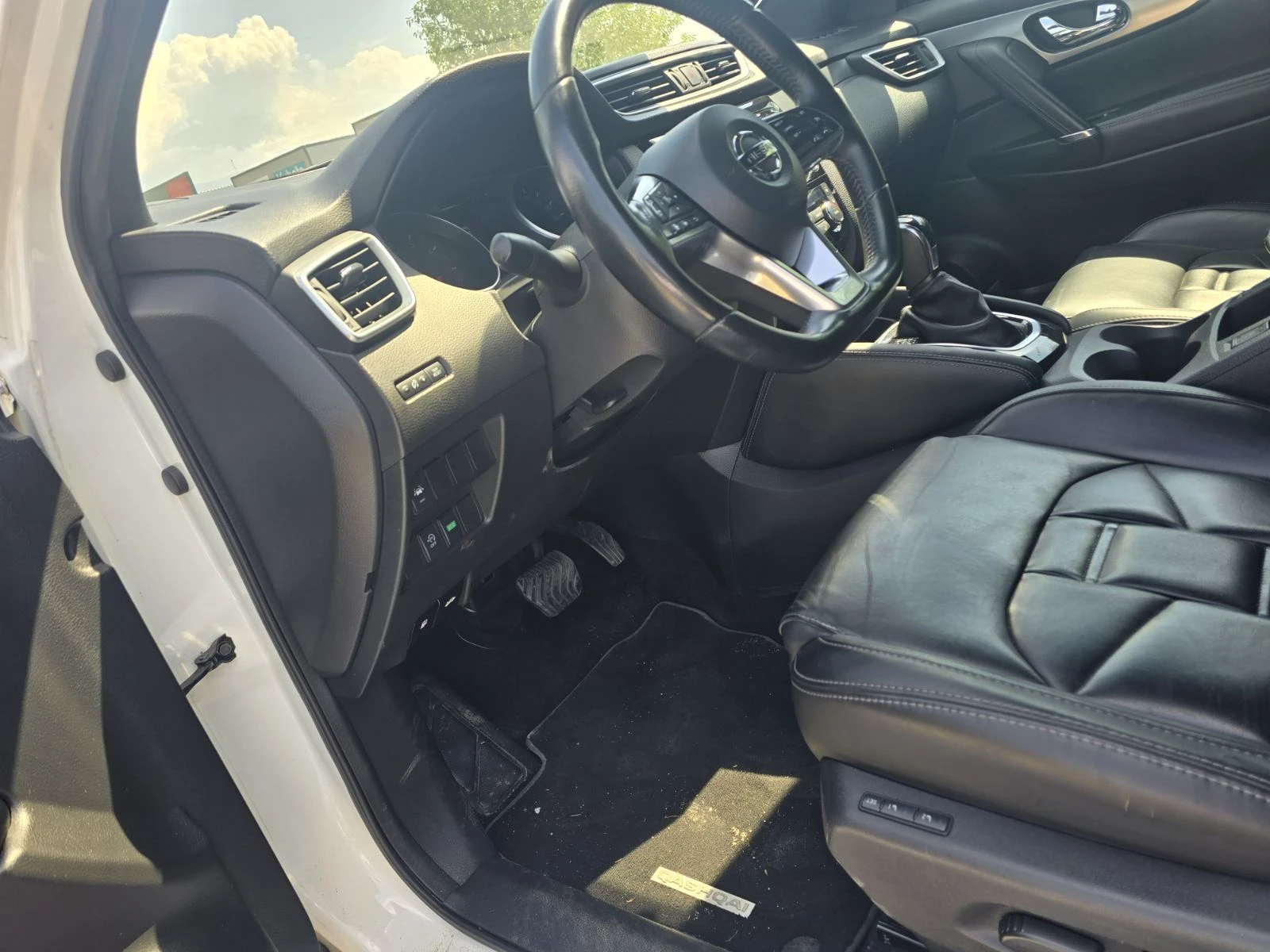 Nissan Qashqai 1.2, снимка 11 - Автомобили и джипове - 55954548