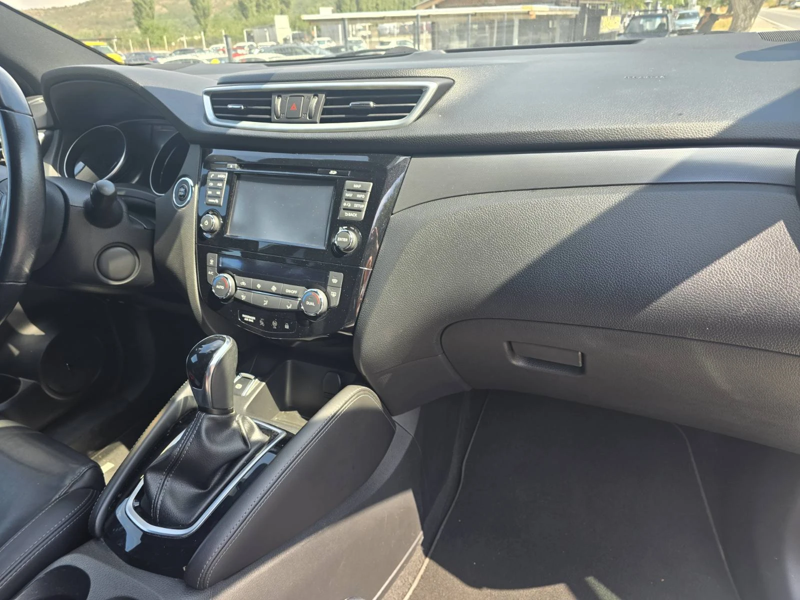 Nissan Qashqai 1.2, снимка 15 - Автомобили и джипове - 55954548