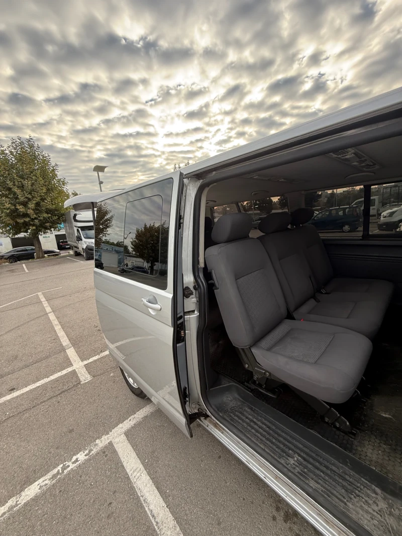 VW Caravelle 2.5 tdi 130к.с. 6 скорости , снимка 13 - Бусове и автобуси - 52174403