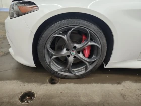 Alfa Romeo Giulia TI SPORT CARBON* AWD* H&K* PANO* DISTRONIC* , снимка 7