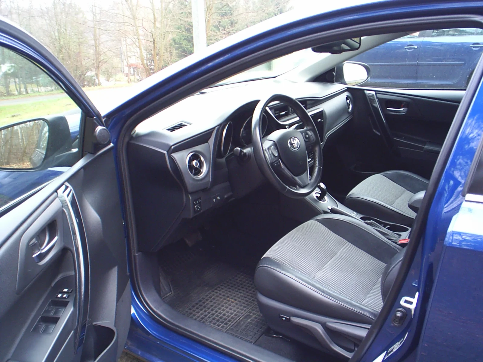 Toyota Auris 1.8-Хибрид-Хечбек, снимка 4 - Автомобили и джипове - 53945677