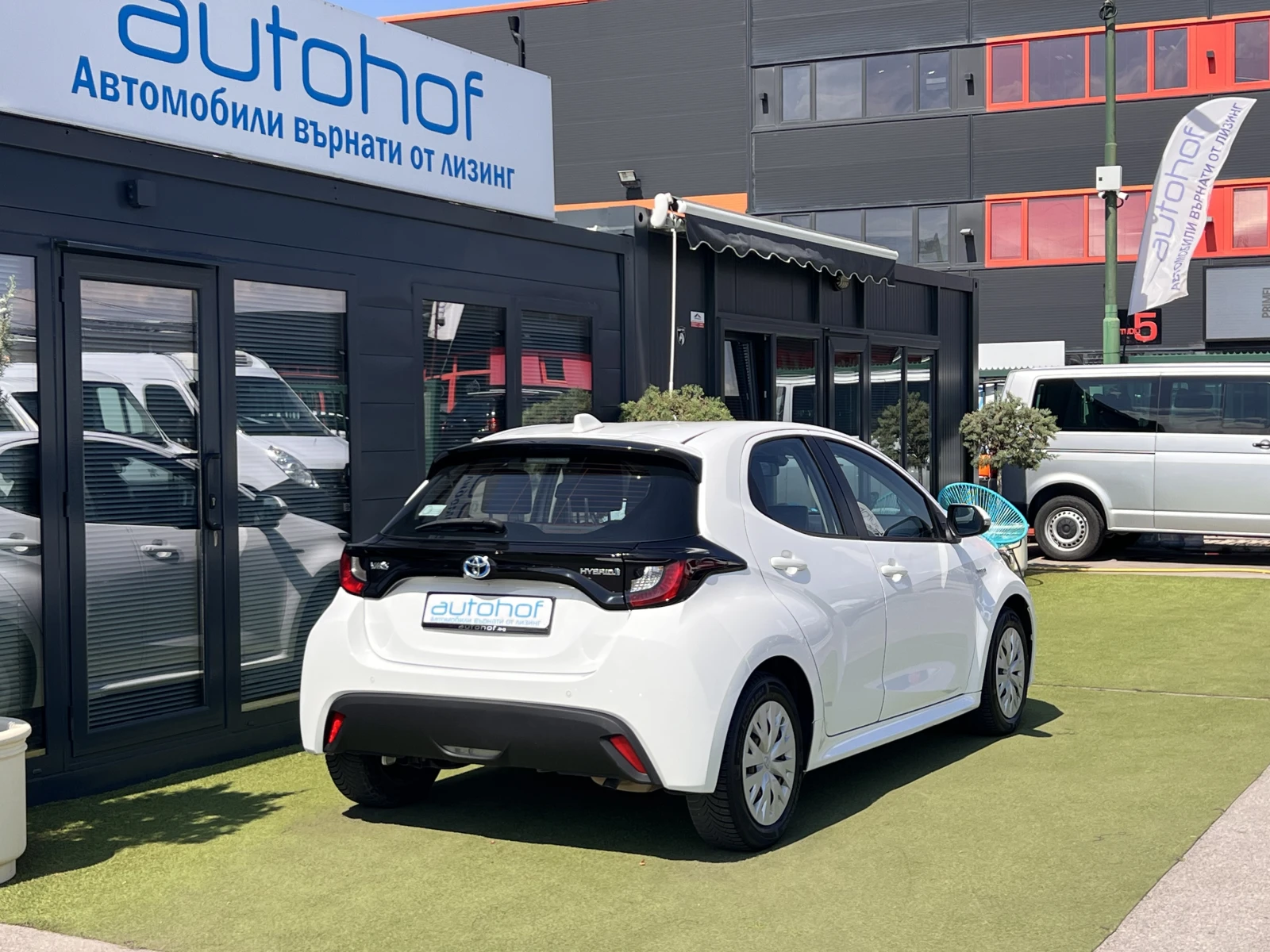 Toyota Yaris LIGHT/HYBRID/1.5vvt-i/115K.C./Е-CVT AT - изображение 4