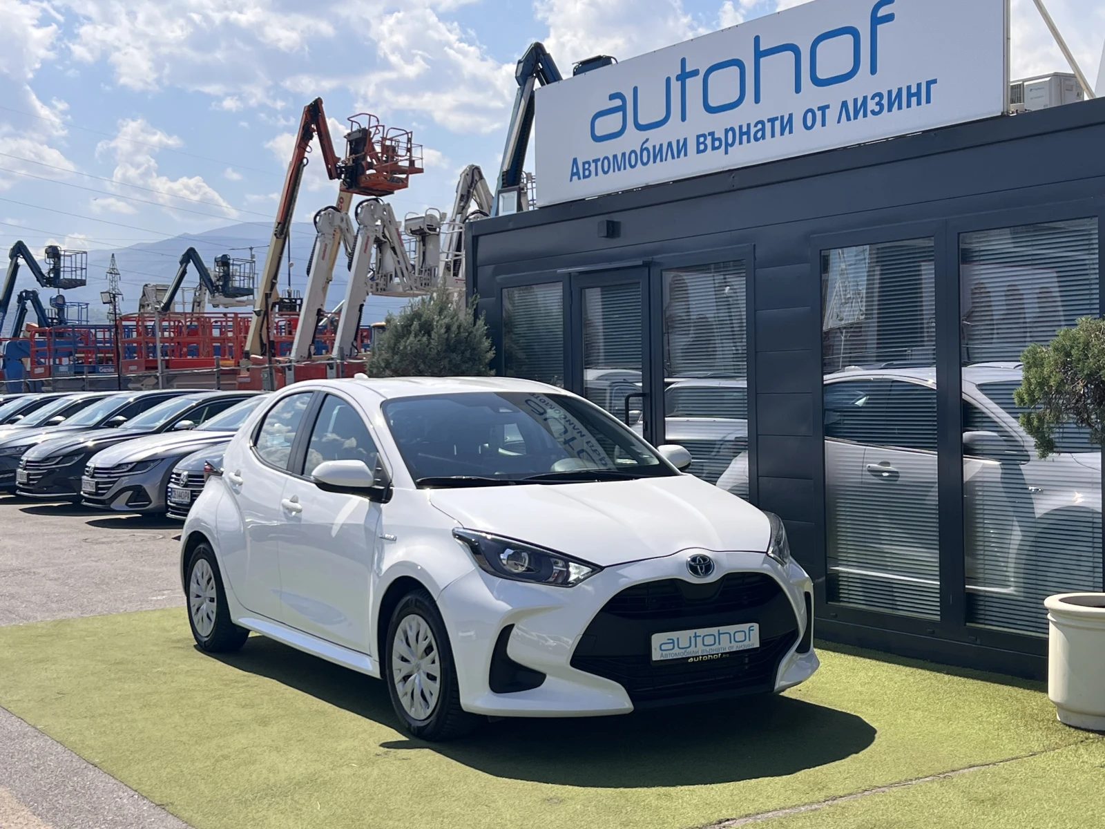 Toyota Yaris LIGHT/HYBRID/1.5vvt-i/115K.C./Е-CVT AT - изображение 6