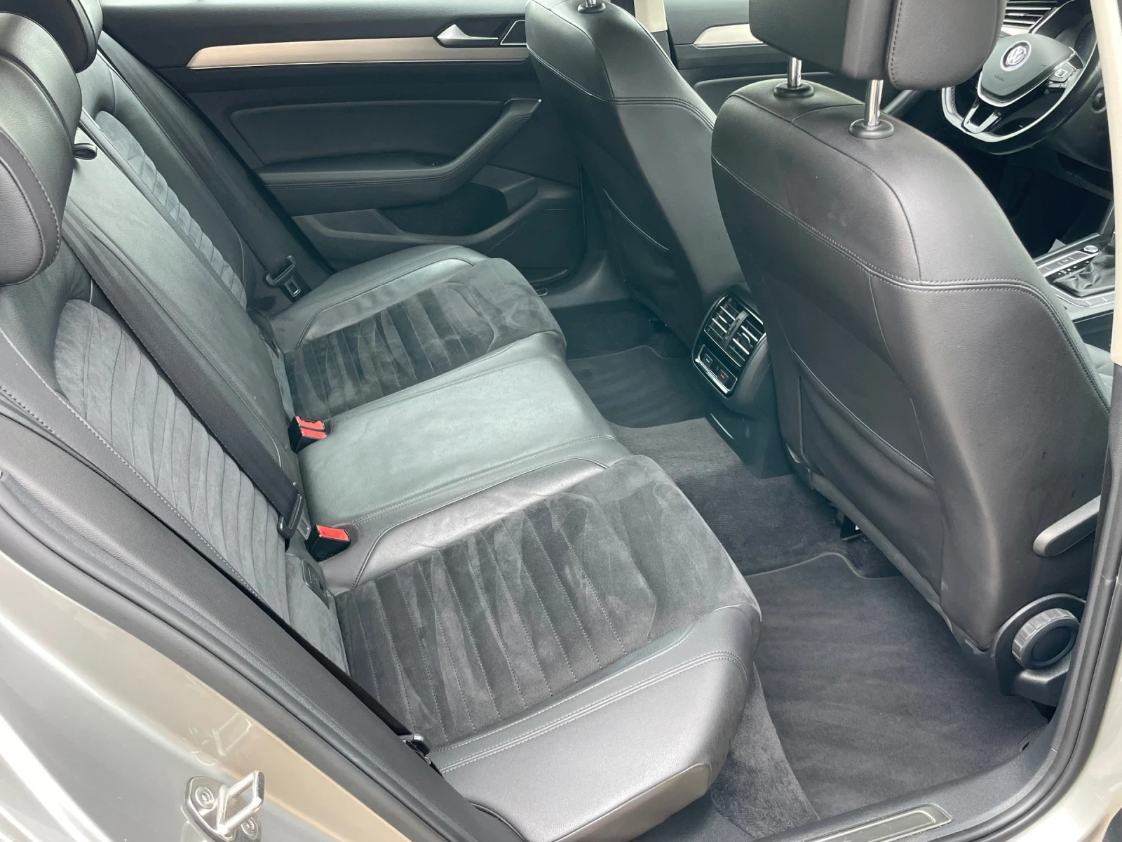 VW Passat 2.0TDI/DIGITAL/HIGHLINE/ALCANTARA/LANE ASSIST | Mobile.bg   11