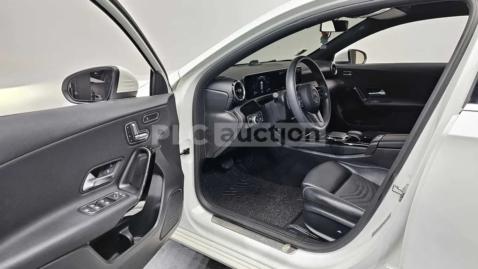 Mercedes-Benz A 220 FULL DIGITAL/ЛИЗИНГ ОТ 255, снимка 11 - Автомобили и джипове - 54107564