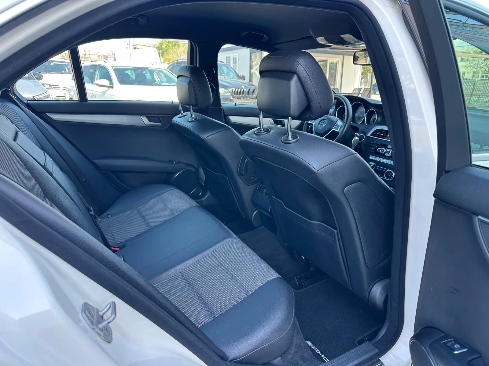 Mercedes-Benz C 180 AMG, снимка 15 - Автомобили и джипове - 54302524