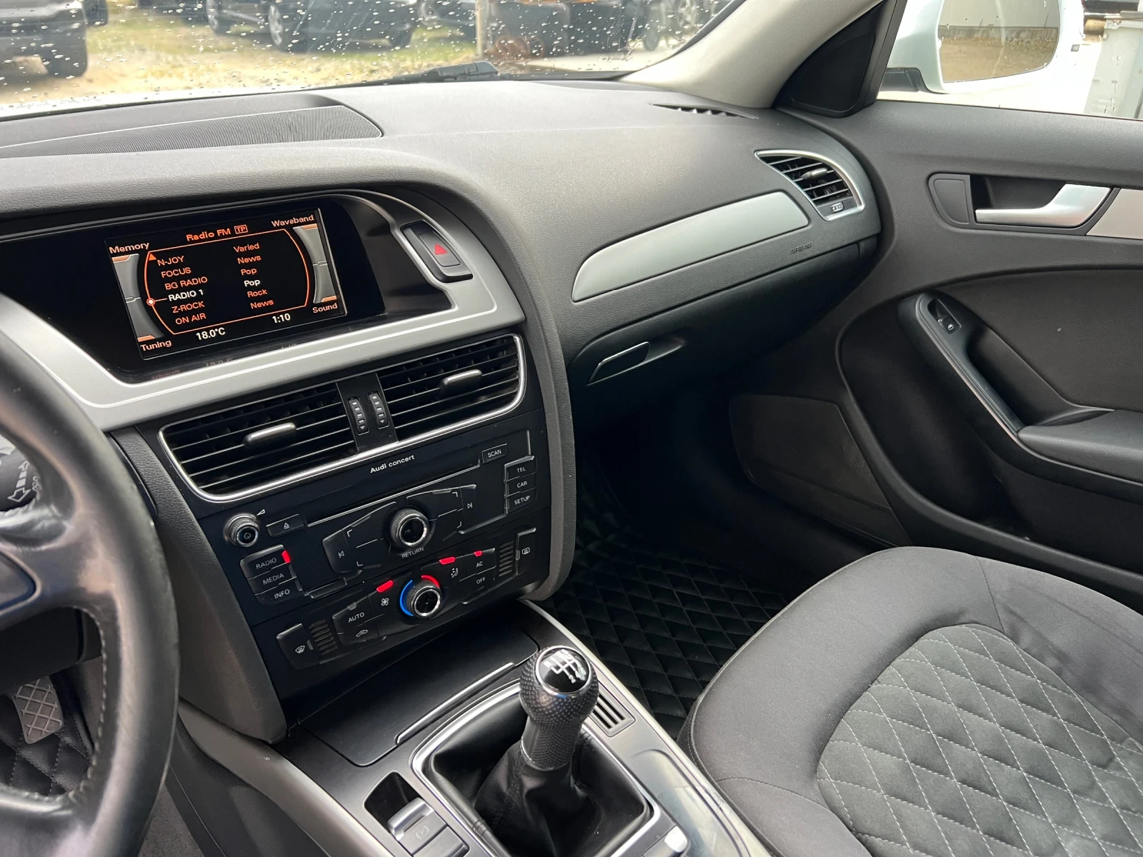 Audi A4 2.0TDI-143к.с./ RS4 Pack/ Алкантара/ Автопилот, снимка 15 - Автомобили и джипове - 54856717