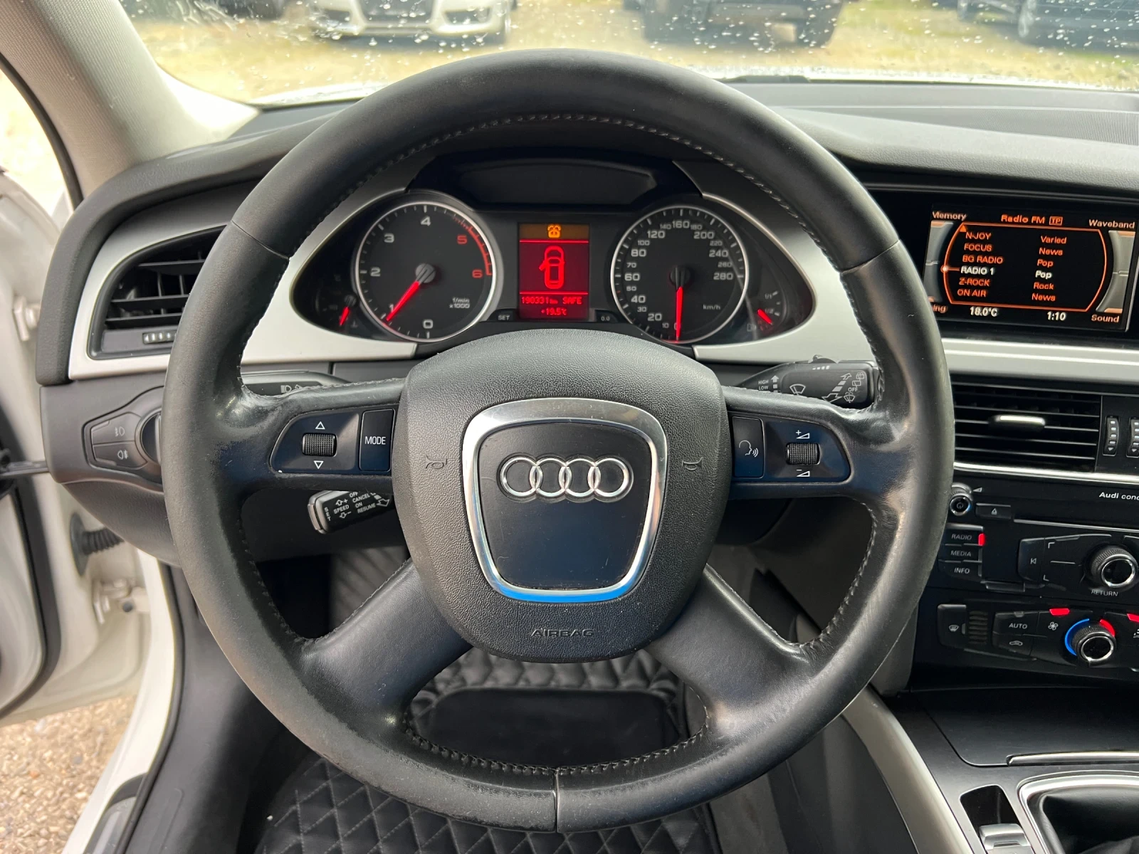 Audi A4 2.0TDI-143к.с./ RS4 Pack/ Алкантара/ Автопилот, снимка 14 - Автомобили и джипове - 54856717