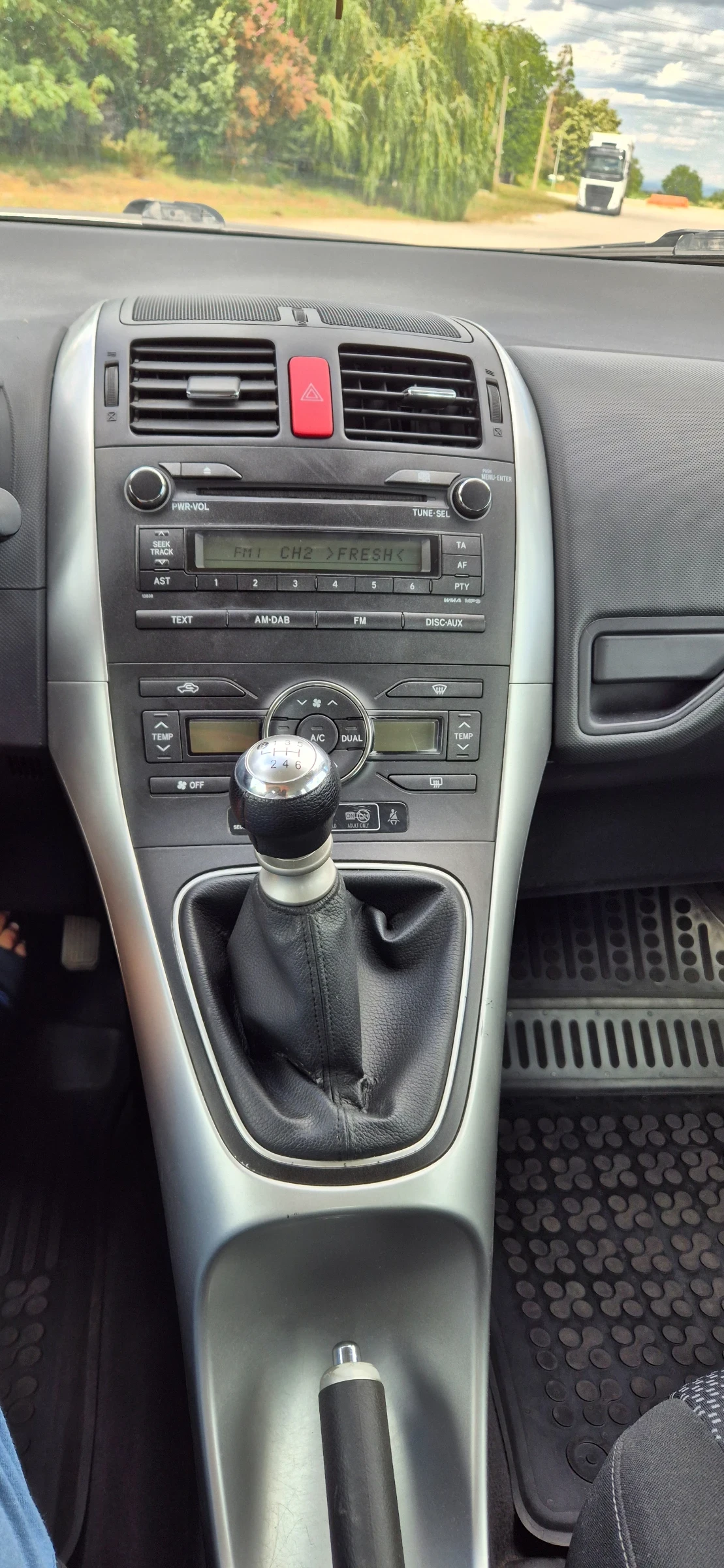Toyota Auris 1.4 VVT-I, снимка 7 - Автомобили и джипове - 55164708