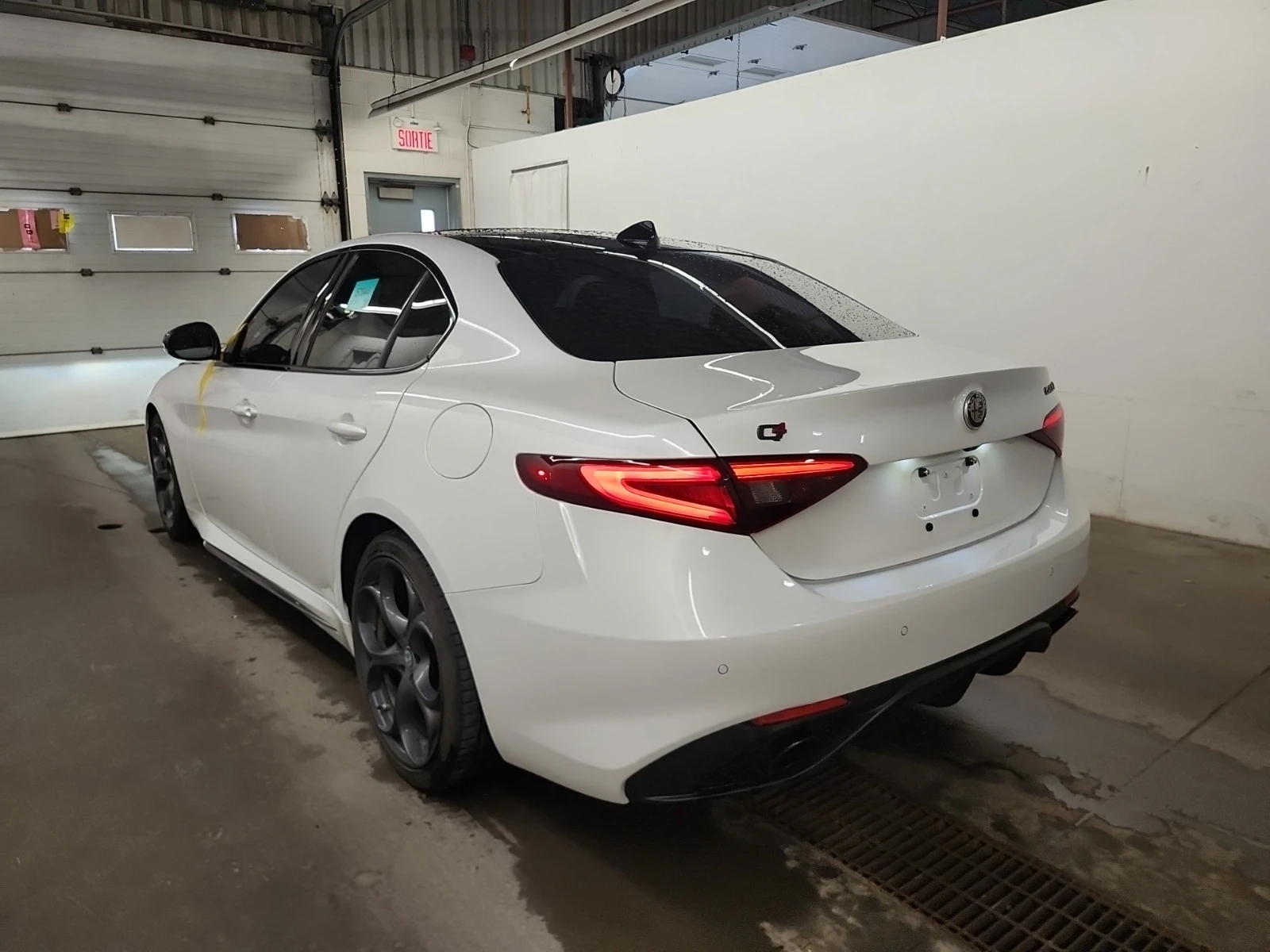 Alfa Romeo Giulia TI SPORT CARBON* AWD* H&K* PANO* DISTRONIC* , снимка 4 - Автомобили и джипове - 55173280