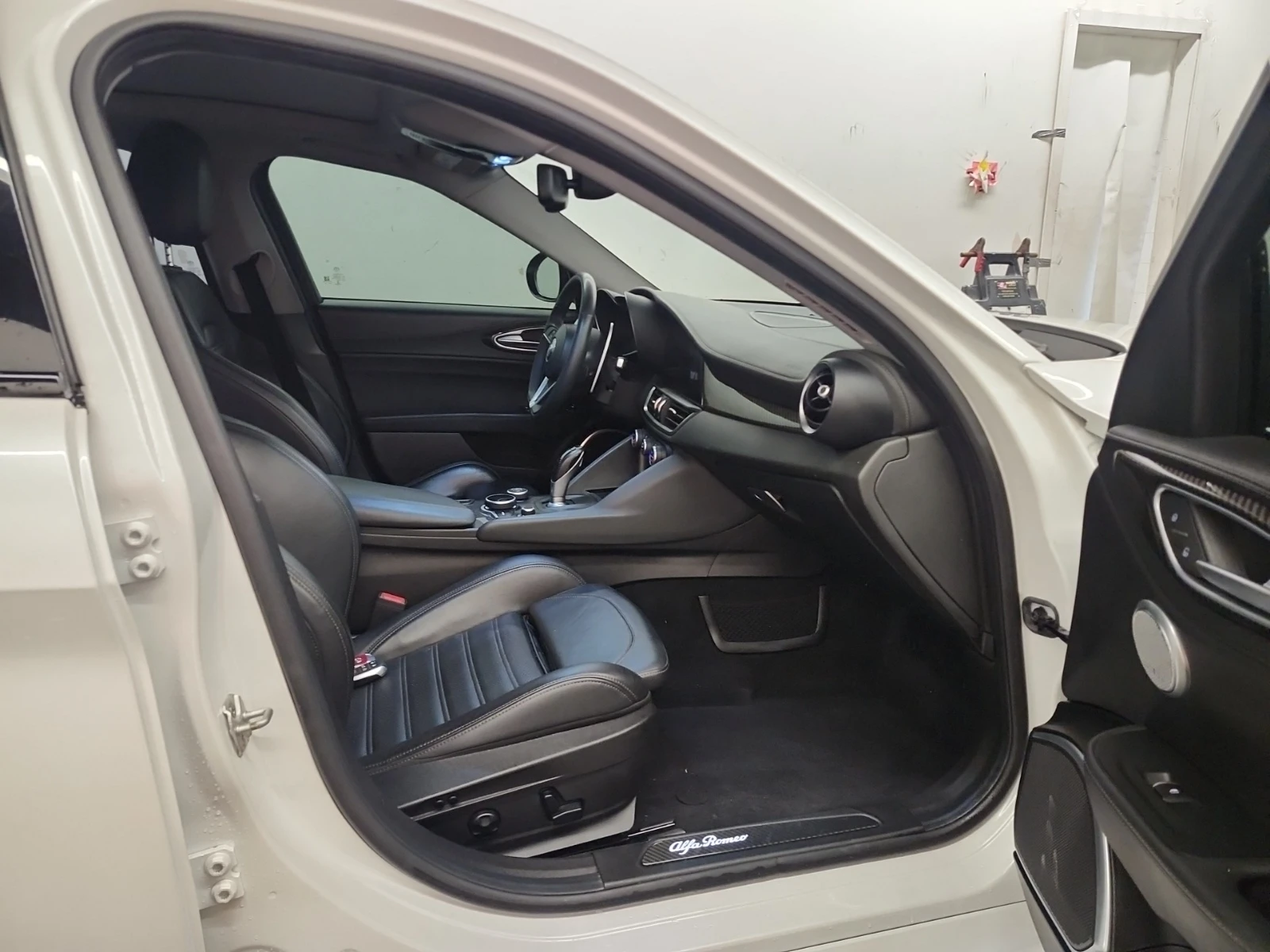 Alfa Romeo Giulia TI SPORT CARBON* AWD* H&K* PANO* DISTRONIC* , снимка 10 - Автомобили и джипове - 55173280