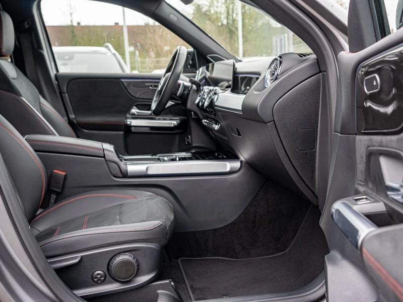 Mercedes-Benz GLB 250 4-MATIC AMG-LINE PANORAMA BURMESTER NIGHT , снимка 11 - Автомобили и джипове - 52012387