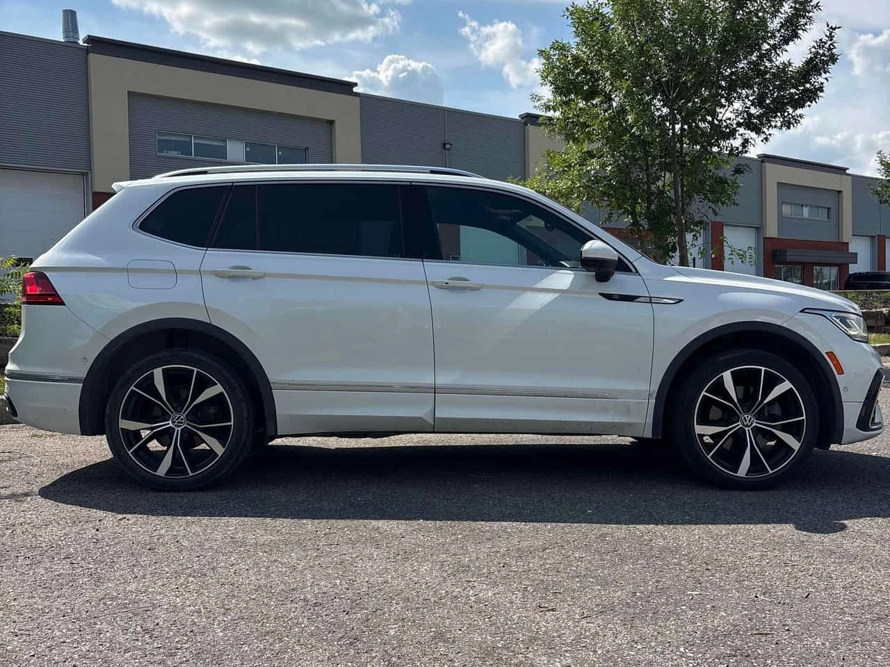 VW Tiguan Highline R Line / 360 / FENDER / ОБДУХВАНЕ, снимка 3 - Автомобили и джипове - 55507493