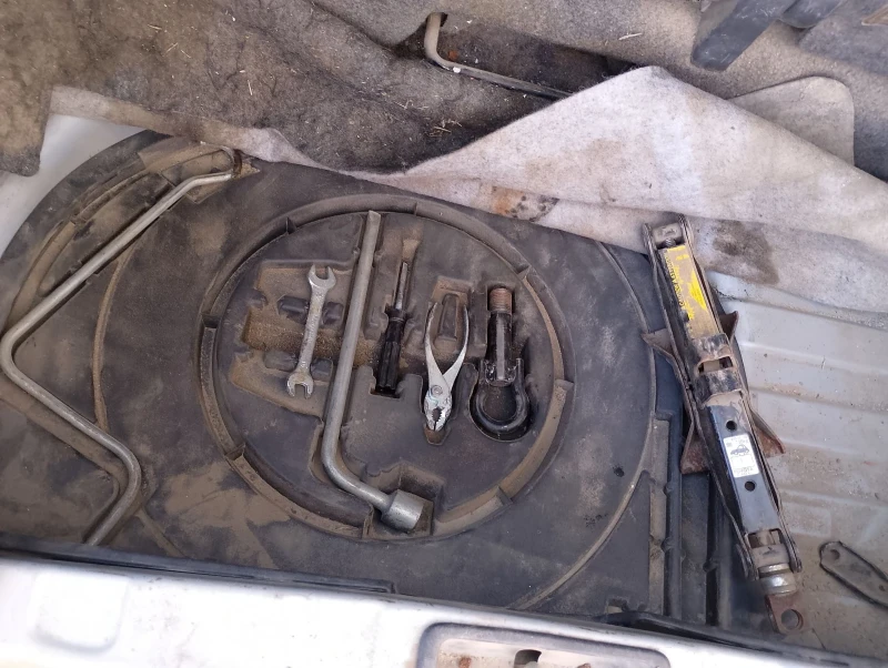 Toyota Yaris 1.0 Бензин, снимка 8 - Автомобили и джипове - 50541778