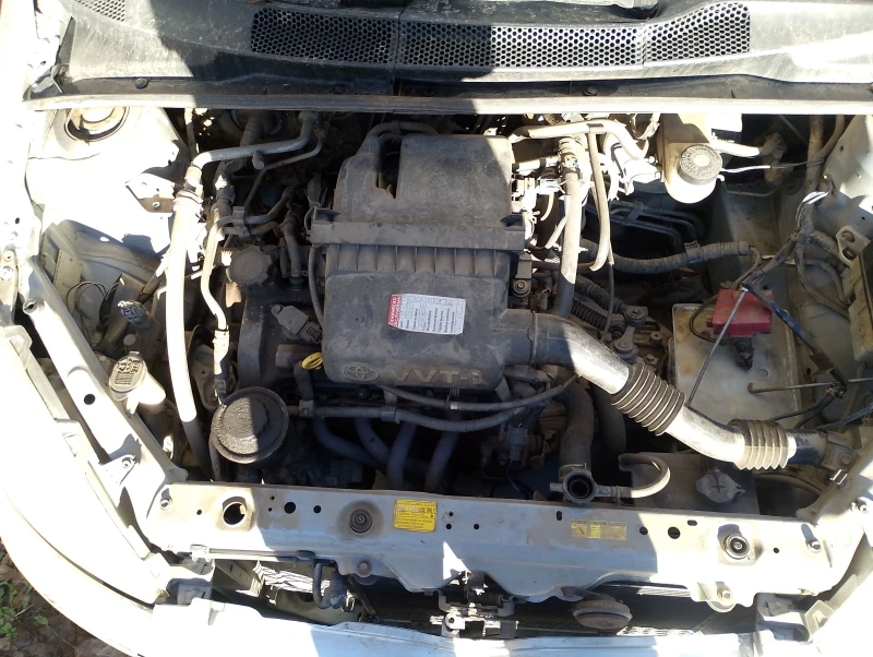 Toyota Yaris 1.0 Бензин, снимка 7 - Автомобили и джипове - 50541778