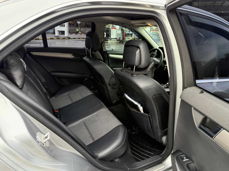 Mercedes-Benz C 320 Напълно обслужена!!!, снимка 11 - Автомобили и джипове - 52427061