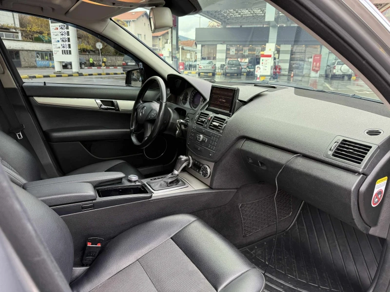 Mercedes-Benz C 320 Напълно обслужена!!!, снимка 10 - Автомобили и джипове - 52427061