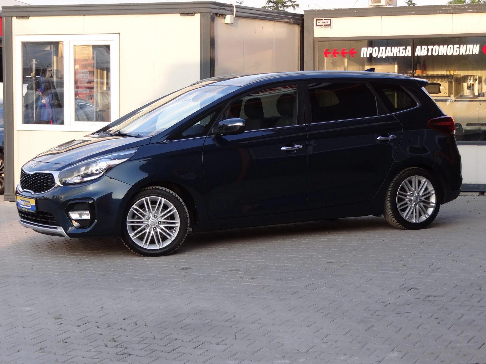 Kia Carens 1.7-CRDI /NAVI/CAMERA/KEYLESS/Led/7-места/Euro-6B/ - изображение 2