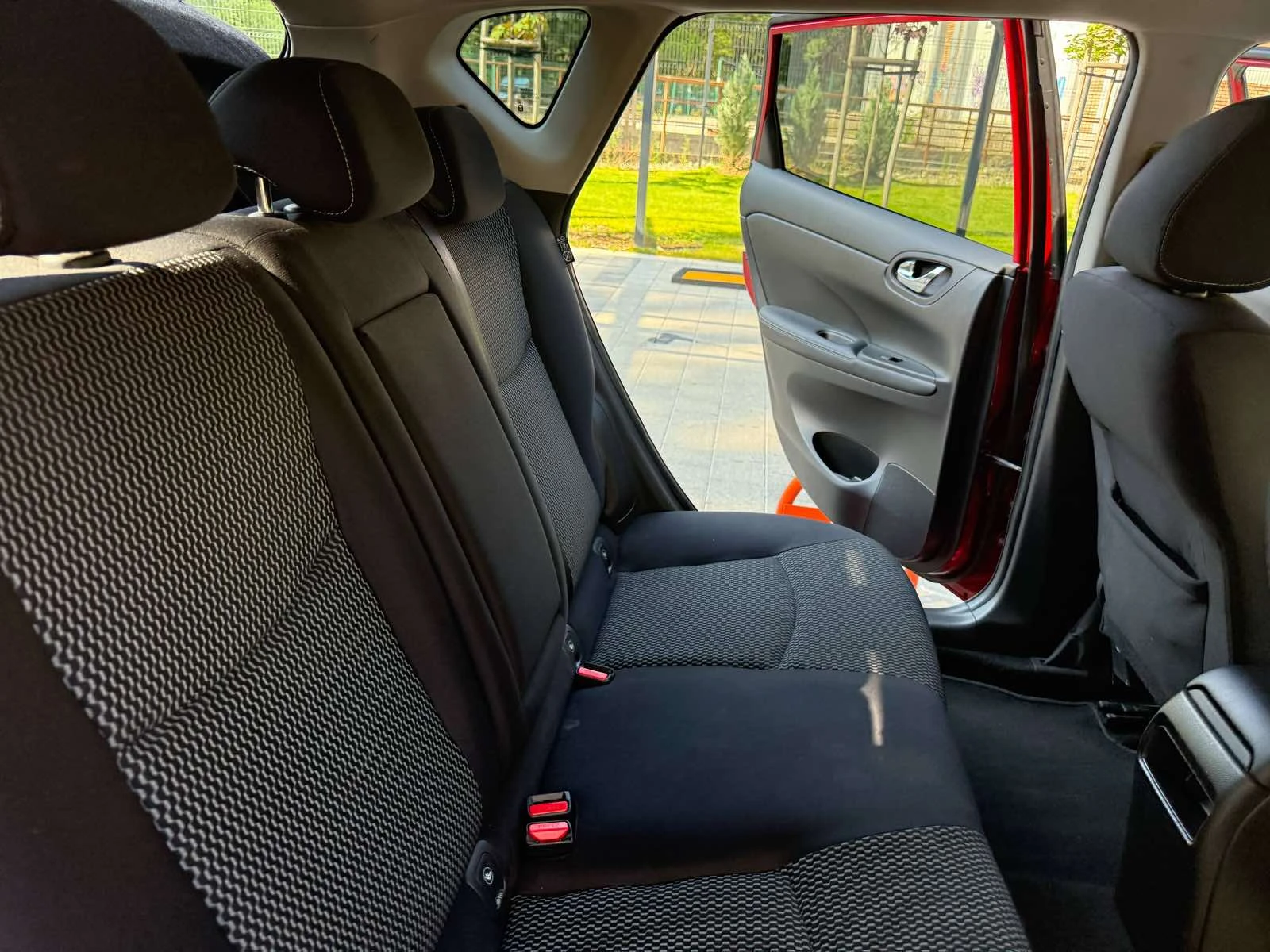 Nissan Pulsar  1.2 CVT N-Connecta Четири цилиндров - изображение 10