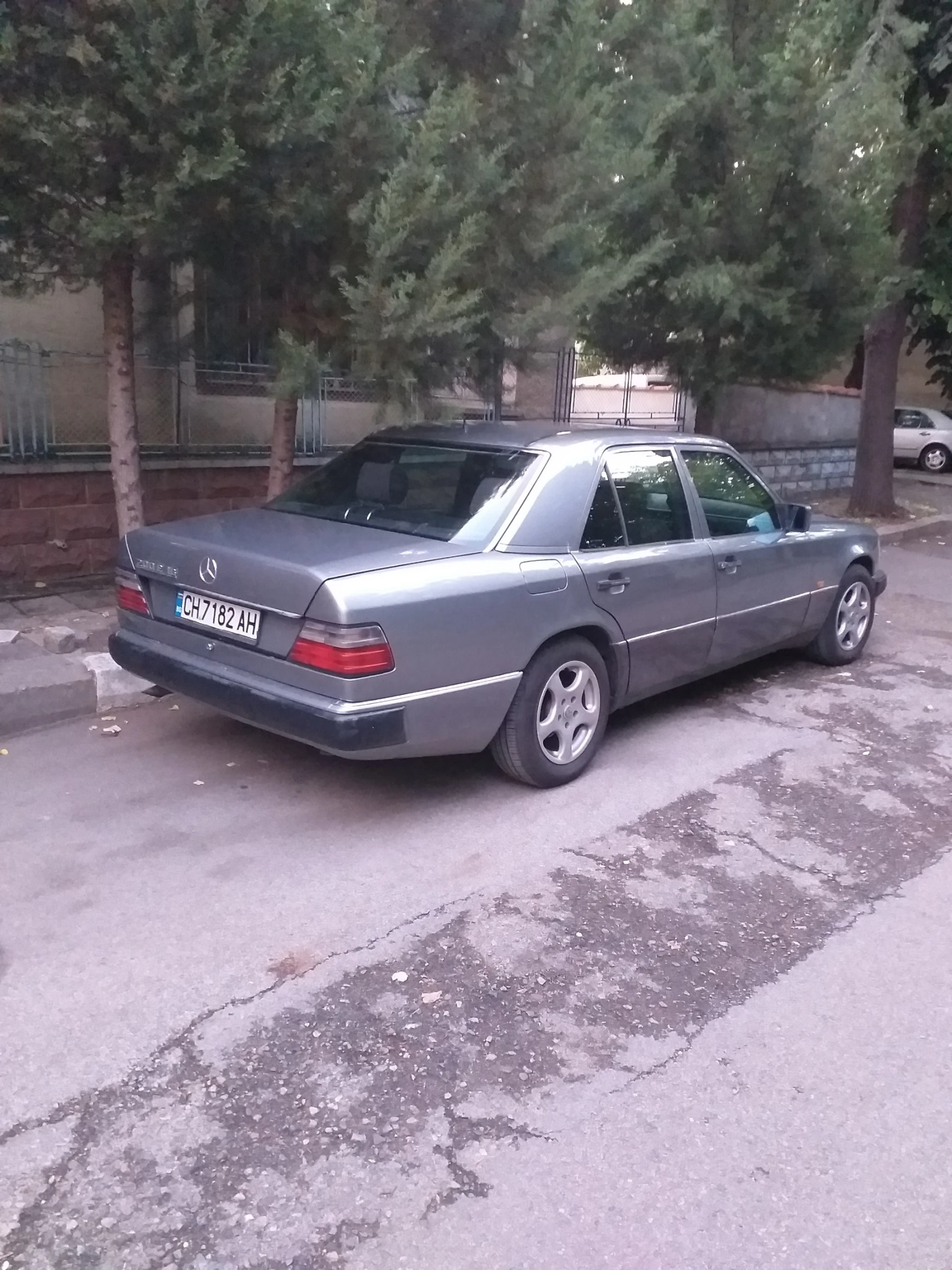 Mercedes-Benz 124 200E, снимка 2 - Автомобили и джипове - 53720799