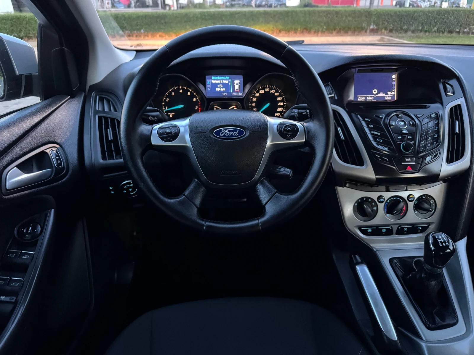 Ford Focus 1.6i Titanium Navi AktivParkAssist ParkPilot Klima, снимка 13 - Автомобили и джипове - 54572818