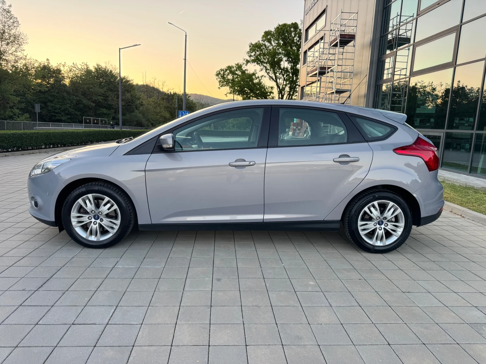 Ford Focus 1.6i Titanium Navi AktivParkAssist ParkPilot Klima, снимка 8 - Автомобили и джипове - 54572818