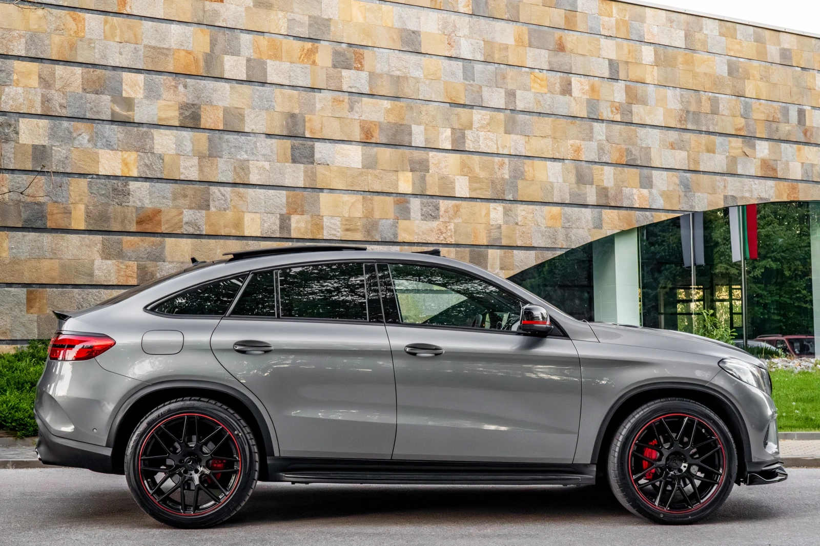 Mercedes-Benz GLE 350 d* 4MATIC* AMG PERFORMANCE* 3XTV* PANO* CARBON* , снимка 6 - Автомобили и джипове - 54347802