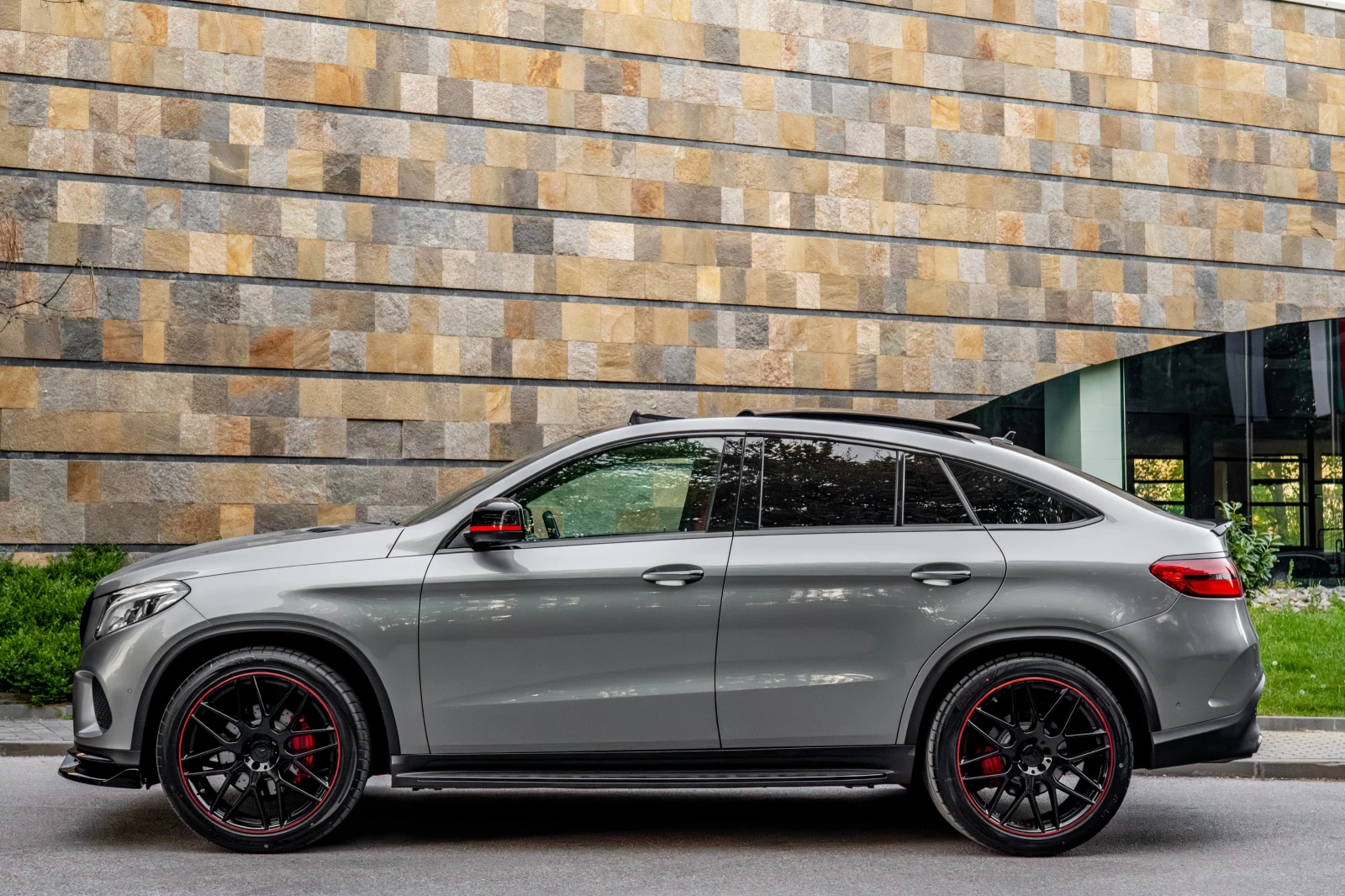 Mercedes-Benz GLE 350 d* 4MATIC* AMG PERFORMANCE* 3XTV* PANO* CARBON* , снимка 2 - Автомобили и джипове - 54347802